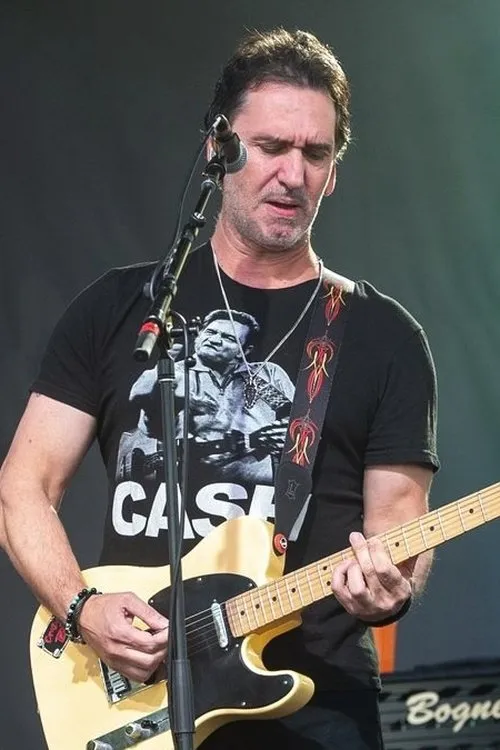 George Nastos interpretando a Guitars