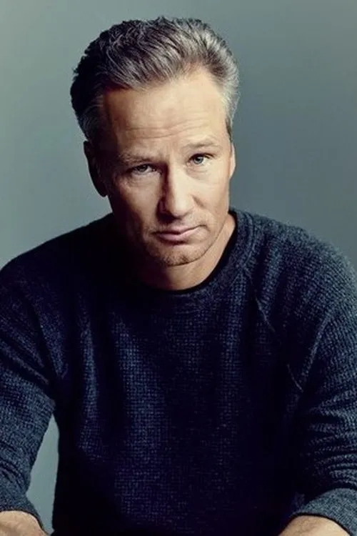 George Pilgrim interpretando a