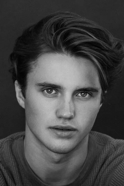 George Sear interpretando a Etone