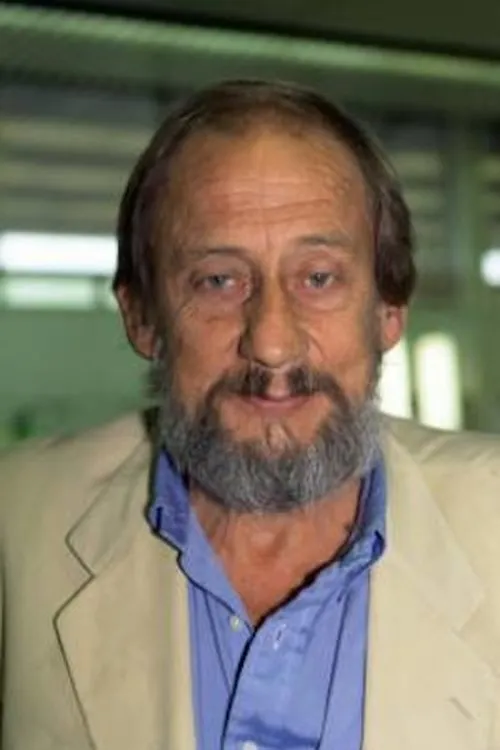 Georges Wod interpretando a Camellieri