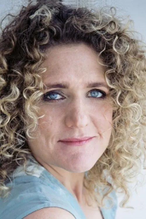 Georgia Duder-Wood interpretando a Pitti Sing