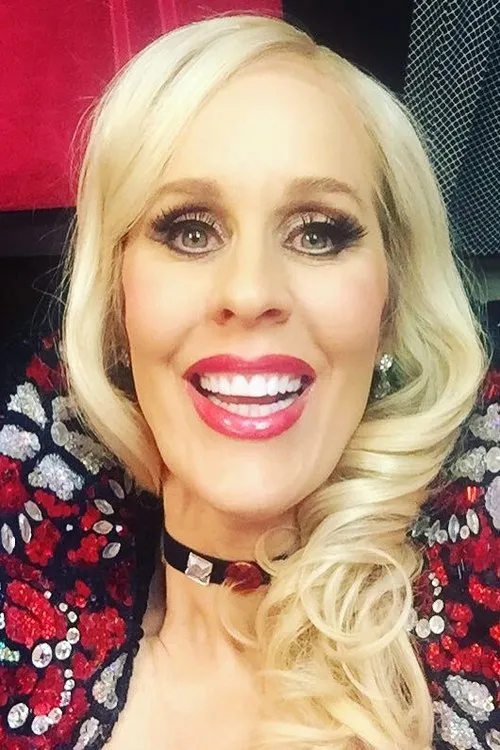 Georgie Bernasek interpretando a Showgirl