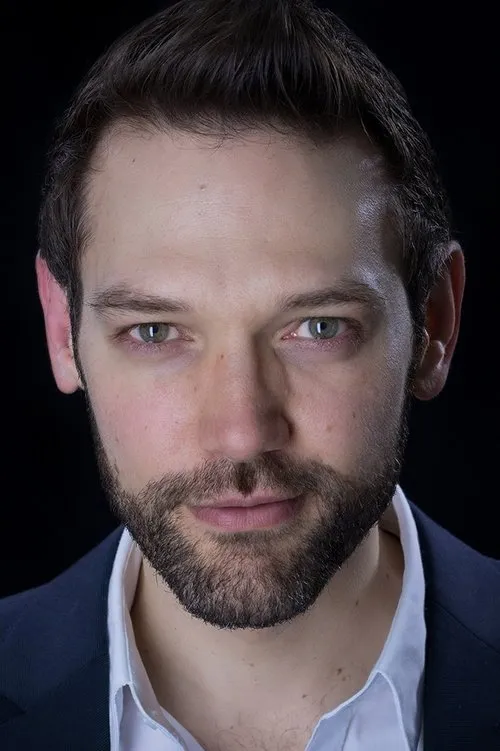 Georgie Daburas interpretando a Chuck