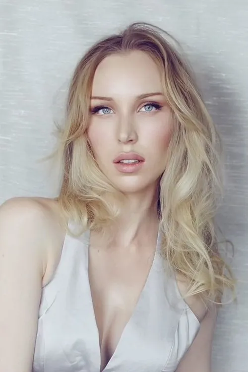 Georgina Moffat interpretando a Loren