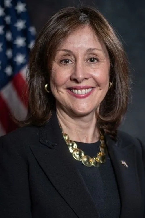 Geraldine Hart interpretando a Mrs. Watchtower