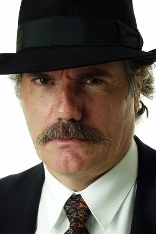 Gérard Robert Gratadour interpretando a