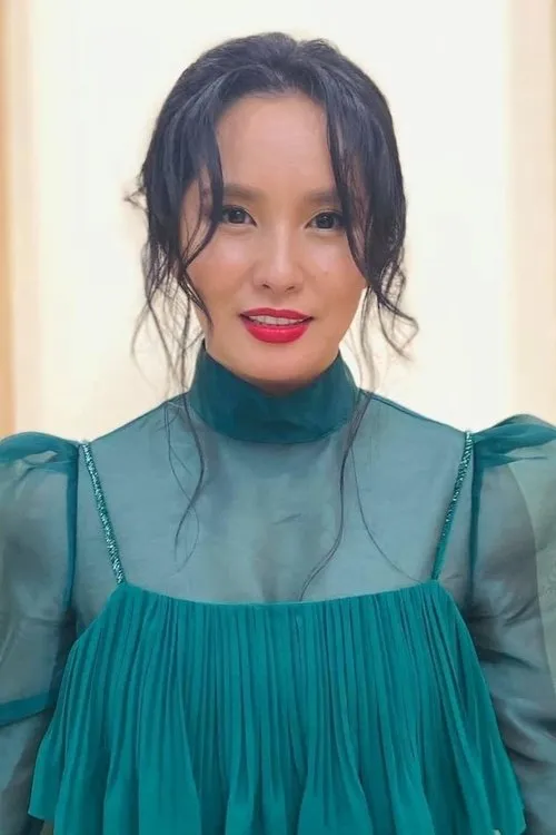 Gereltsetseg Altangerel interpretando a Az (adult)