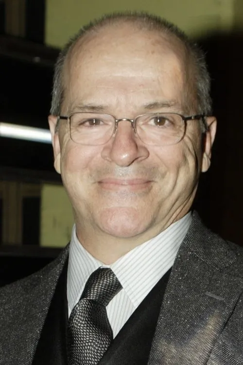 Germain Houde interpretando a Raymond