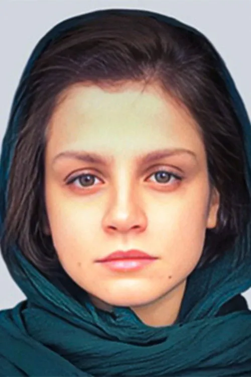 Ghazal Shojaei interpretando a