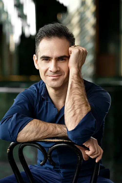 Giacomo Sagripanti interpretando a Conductor