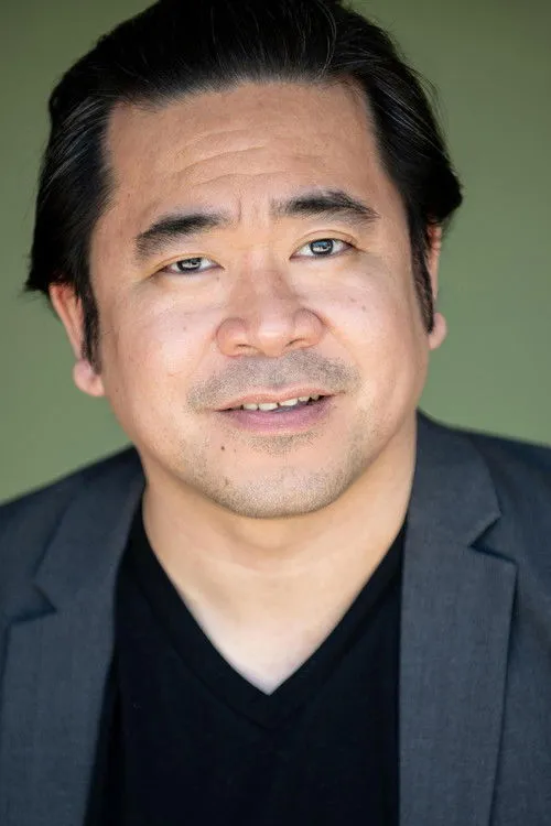 Giancarlo Sta Cruz interpretando a Grandpa Consuelo