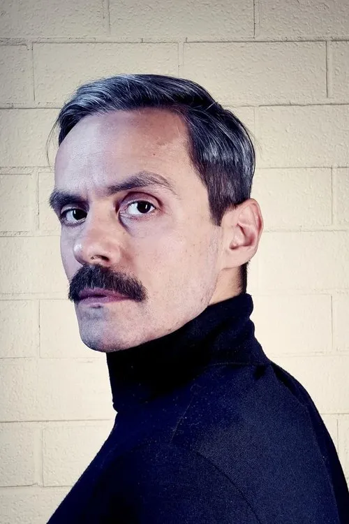 Gianluca D'Ercole interpretando a Guardia del corpo