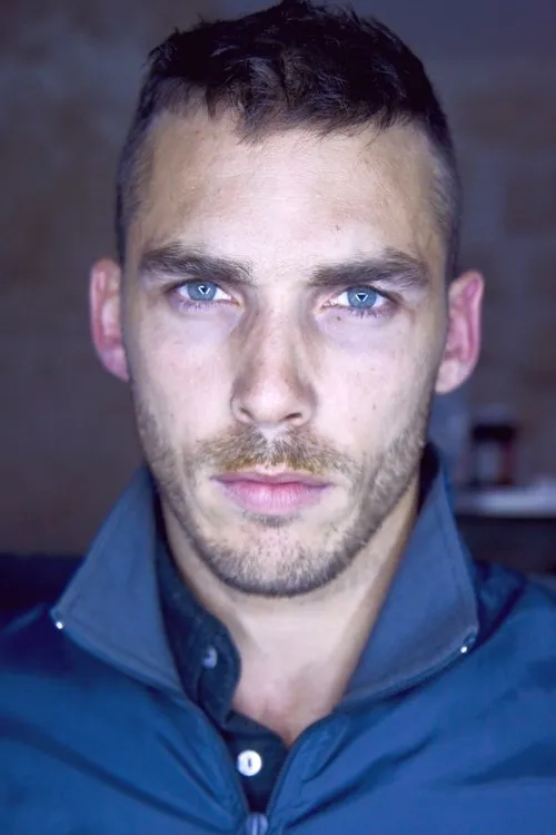 Gianni Giardinelli interpretando a Alex