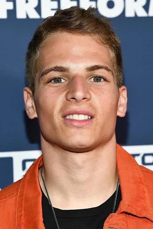 Gianni Paolo interpretando a Chaz