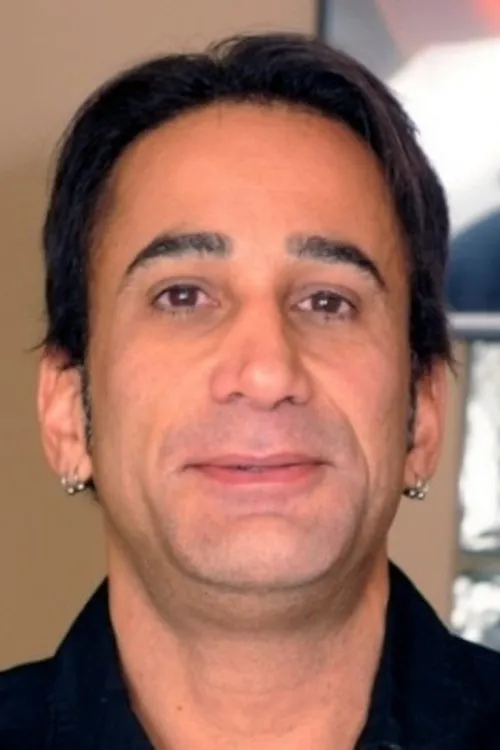 Gianni Plumber interpretando a 