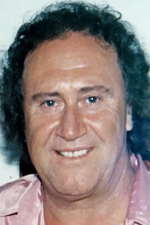 Giannis Bournelis interpretando a Snack and soft drink seller in the cinema