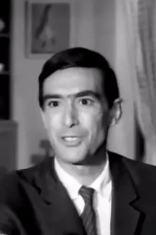 Giannis Kostis interpretando a