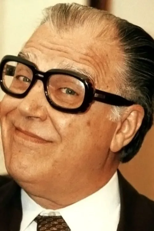 Giannis Michalopoulos interpretando a