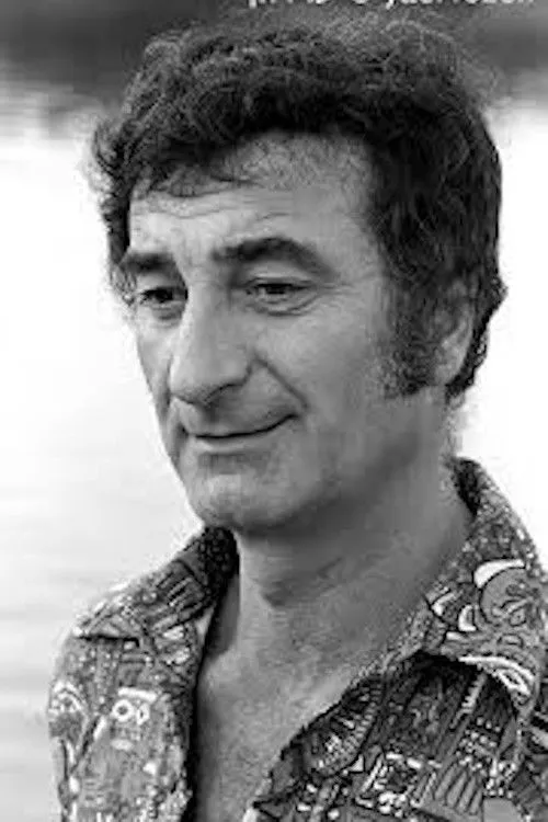 Gideon Singer interpretando a Delacqua