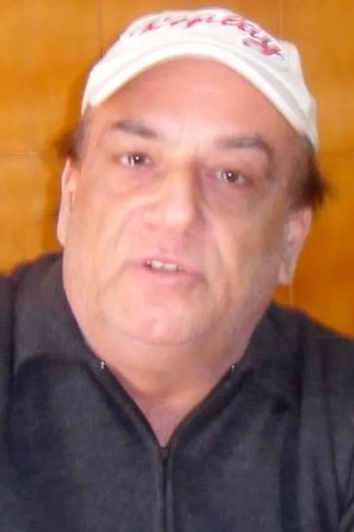 Gigione interpretando a