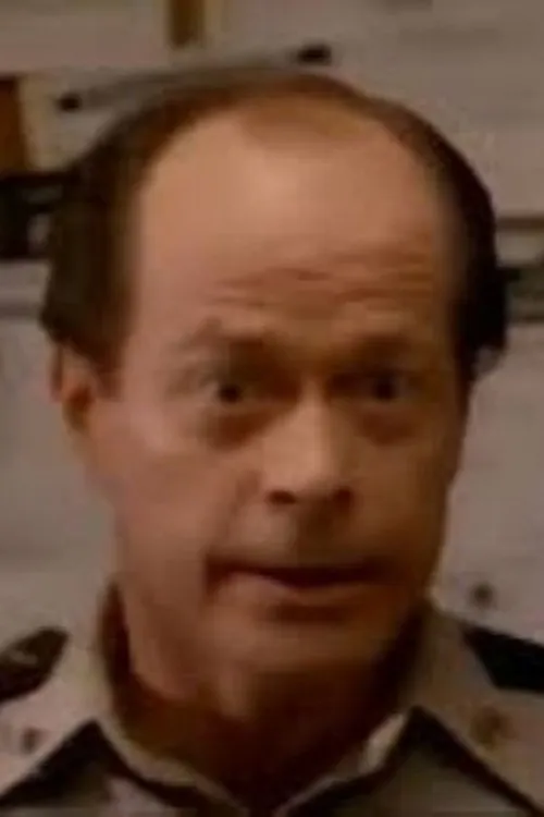 Gil Roper interpretando a Sheriff