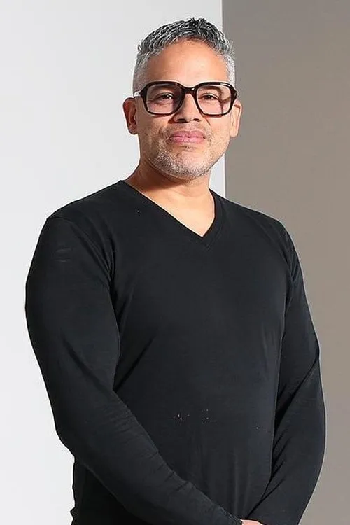 Gil Vazquez interpretando a Self