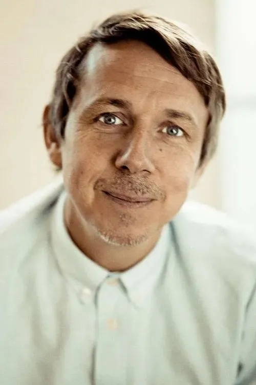 Gilles Peterson interpretando a Himself