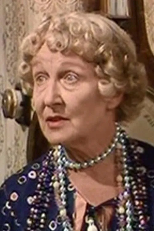 Gilly Flower interpretando a Miss Cardiff