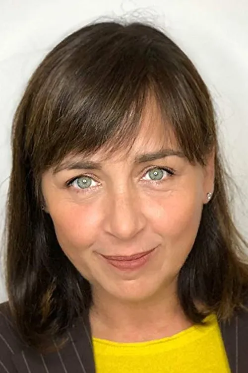 Gina Gian interpretando a Belle (as Gina Marie)