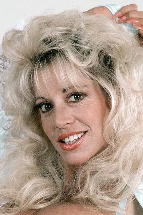 Gina Gianetti interpretando a Miss Lilly