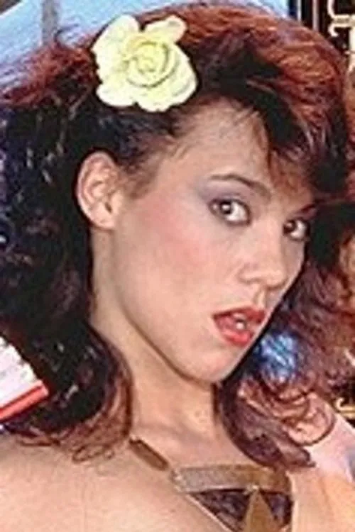 Gina Valentino interpretando a (archive footage)