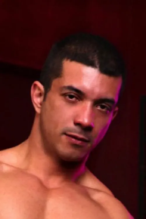 Gio Cruz interpretando a (archive footage)