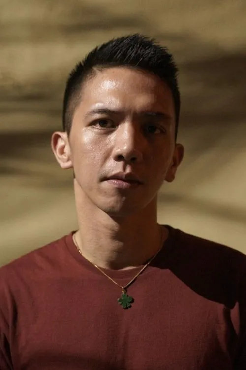 Gio Gahol interpretando a 