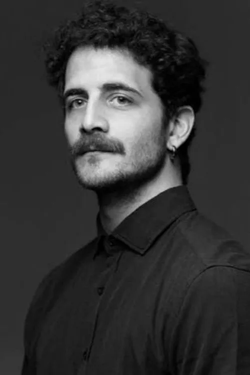 Giorgos Fasoulas interpretando a Dealer