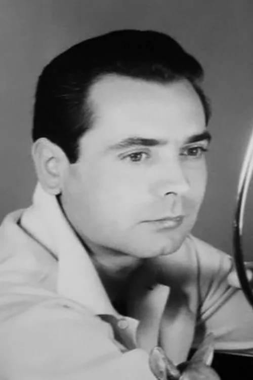 Giorgos Lefteriotis interpretando a Andreas Laris