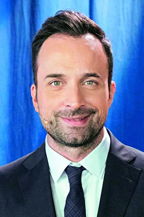 Giorgos Lianos — personaje: G?????? ??a??? - Host