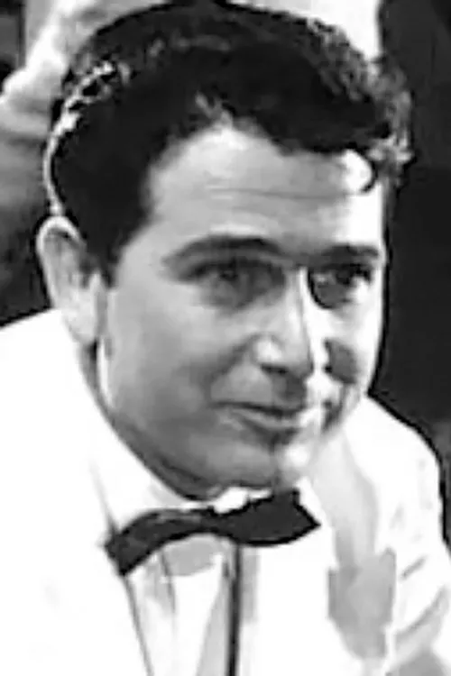 Giorgos Vrasivanopoulos interpretando a Anargyros Poures