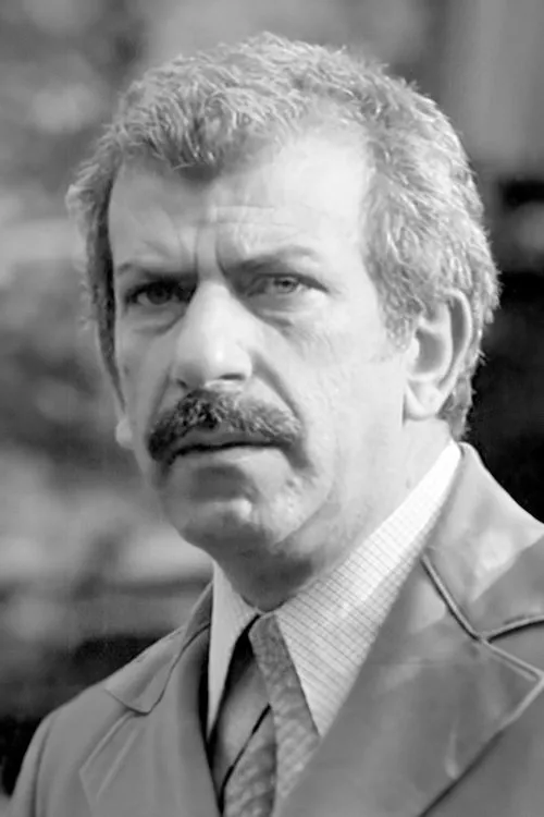 Giray Alpan interpretando a 