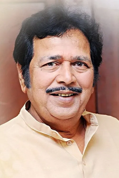 Giri Babu interpretando a Ugra Rahu Army chief of Avanthi