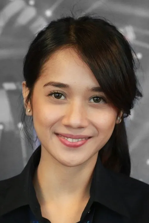 Gista Putri interpretando a Laras