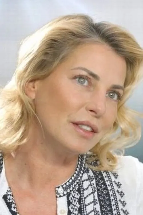 Giulia Siegel interpretando a Gina