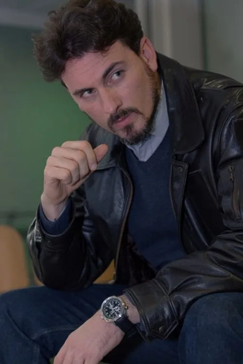 Giuseppe Ivan David Di Giorgio interpretando a Commissario Aliprandi