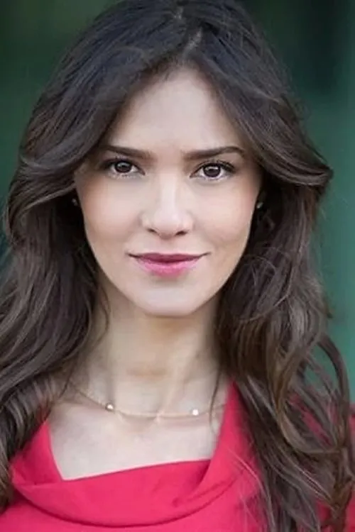 Gizza Elizondo interpretando a Vicky Teeling