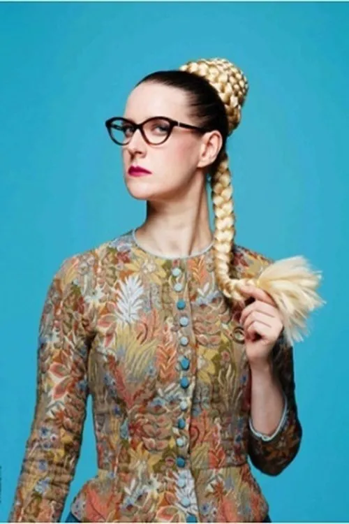 Glär Blónd interpretando a 