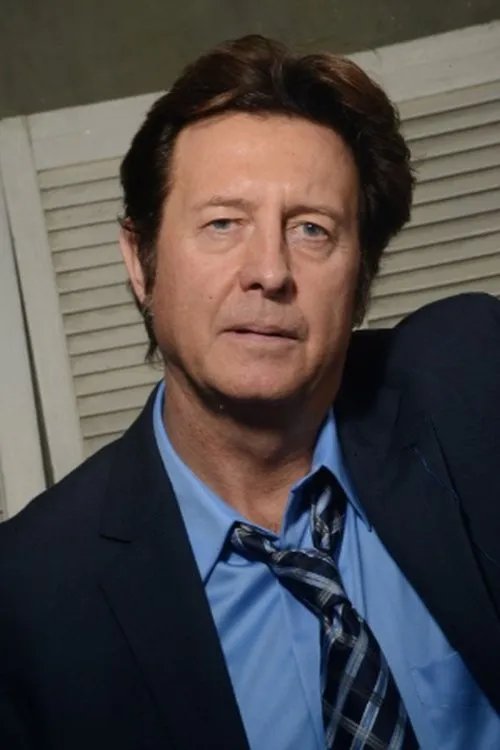 Glen Ratcliffe interpretando a Lion