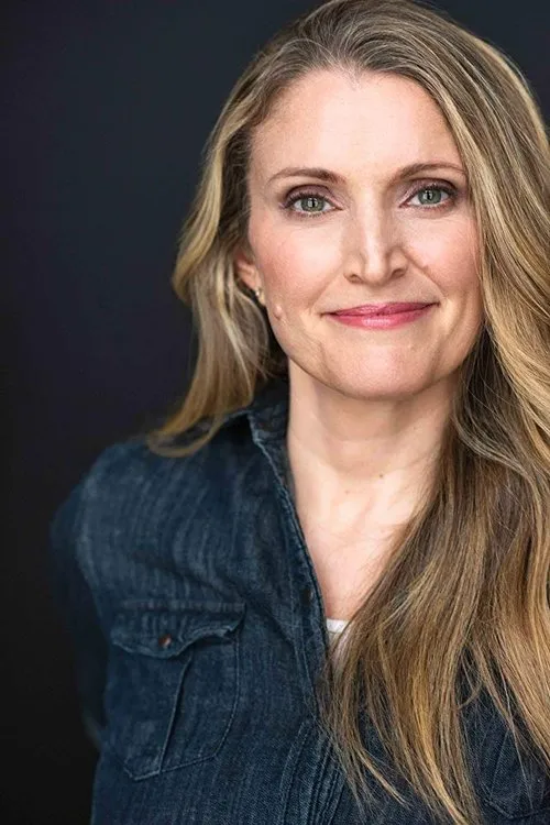 Glory Simon interpretando a CIA Secretary