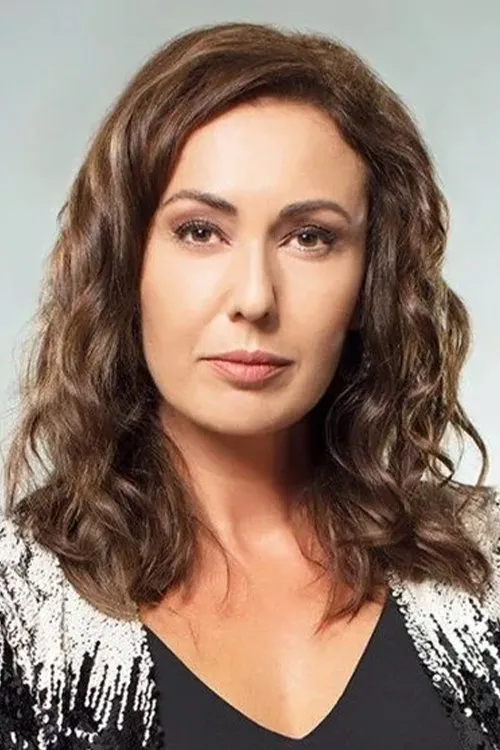 Gökçe Yanardağ interpretando a Ferda