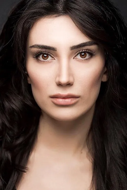 Gözde Gürkan en su biografía y filmografía