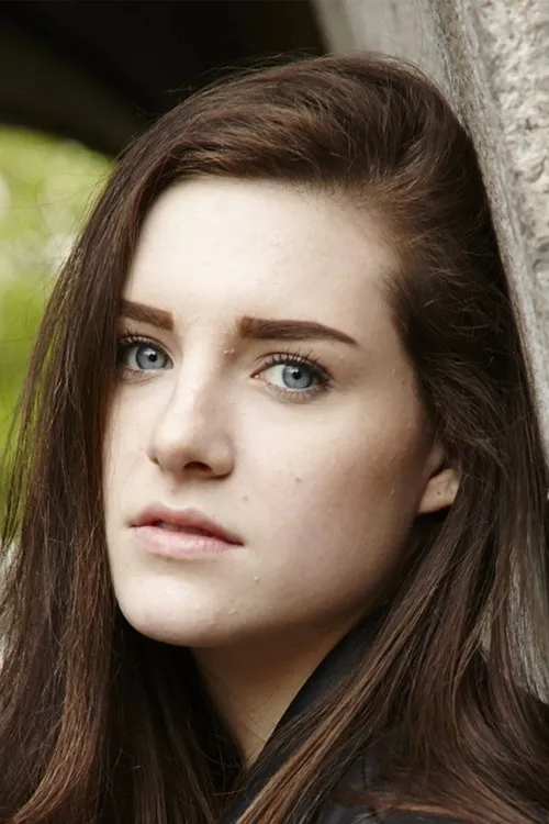 Grace Kaiser interpretando a Grace