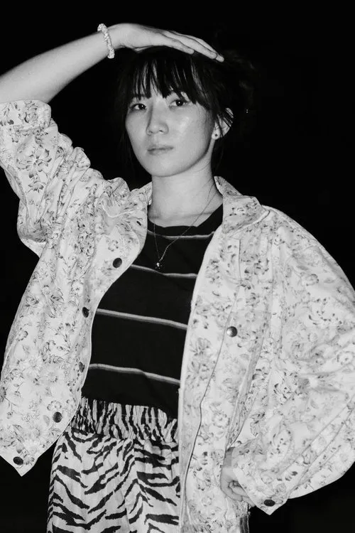 Grace Song interpretando a Book Talk Intern